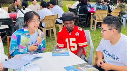 支队成员在青年论坛上与世界各地的志愿者交流。 林源摄