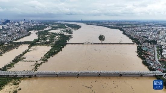 9月10日，在越南首都河内，滨河地区被上涨的河水淹没。新华社/越通社
