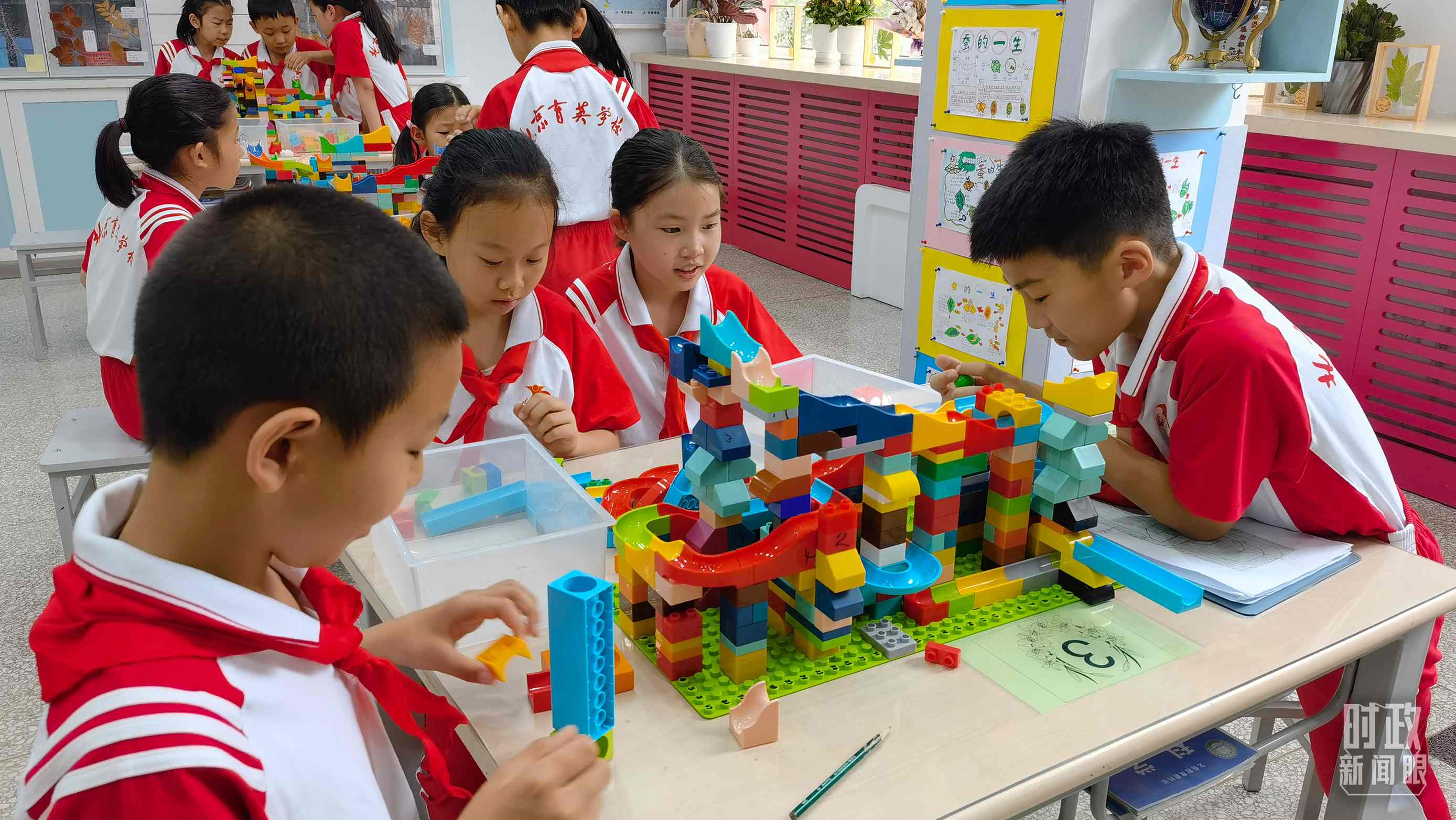  △这是北京育英学校的科学教室。2023年5月，习近平在这里调研时，希望同学们从小树立“科技创新、强国有我”的志向。（总台央视记者石丞拍摄）