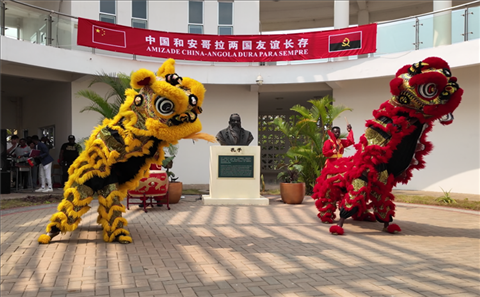 开场舞狮表演。内图大学孔子学院供图