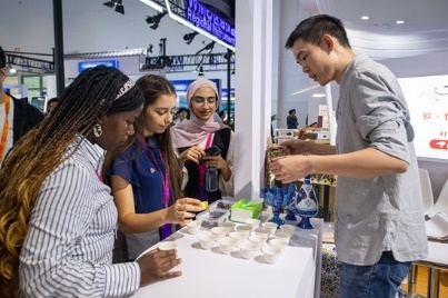 观众正在品尝伊朗的藏红花茶。人民网记者 翁奇羽摄