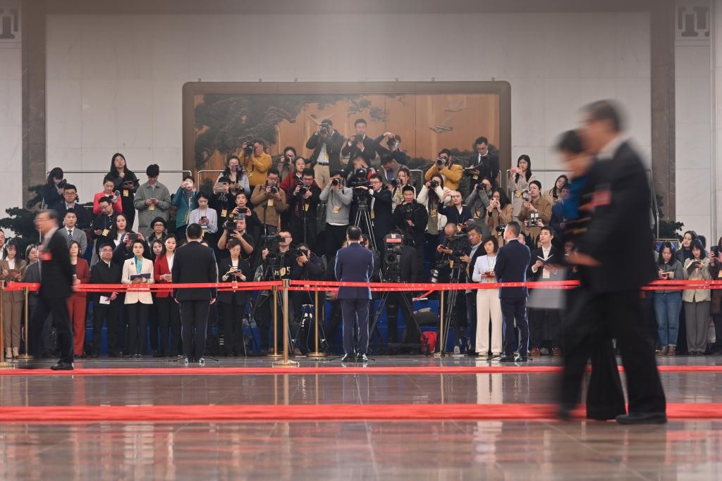 2024年3月10日，全国政协十四届二次会议第三场“委员通道”集体采访活动在北京人民大会堂举行。新华社记者 宋为伟 摄