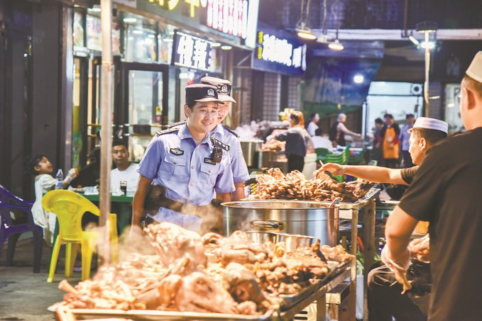 8月9日，甘肃省华亭市公安局组织民警辅警在夜市开展巡逻检查。张亚强摄