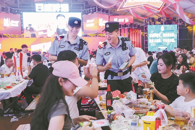 8月10日，黑龙江省哈尔滨市公安局松北分局民警辅警在啤酒大棚开展安全宣传。史继东摄
