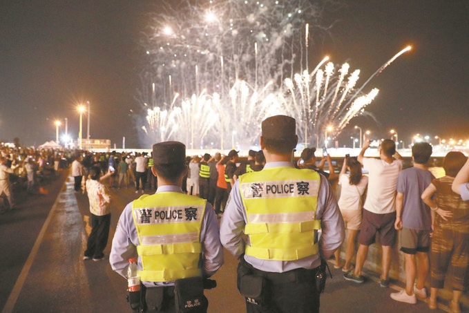 8月10日，黑龙江省哈尔滨市公安局松北分局民警辅警在啤酒大棚开展安全宣传。史继东摄