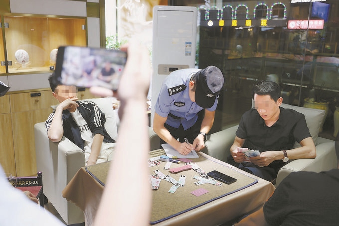 9月7日，云南省昆明市公安机关对棋牌室开展检查。