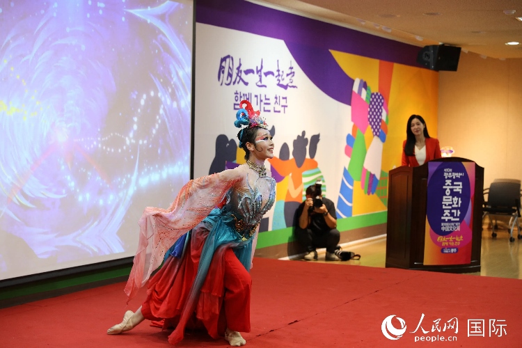 中国演员在中国文化周开幕式上表演舞蹈。人民网记者 莽九晨摄