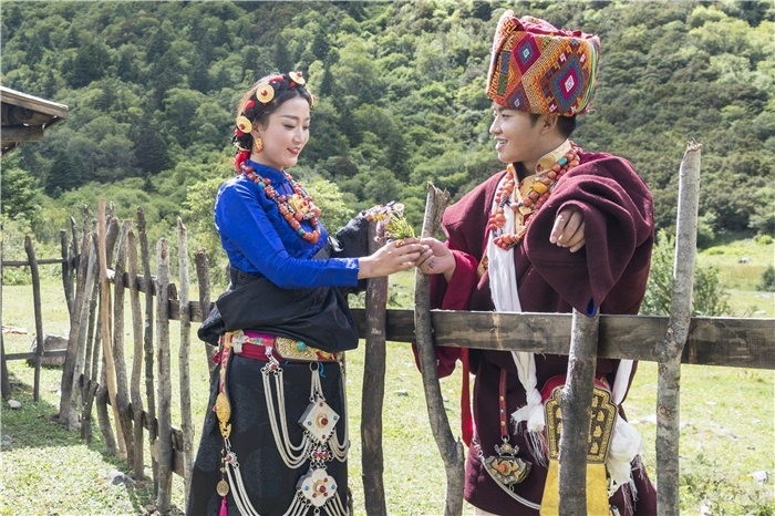 康定情歌（木格措）风景区中的一对年轻人。林革文摄