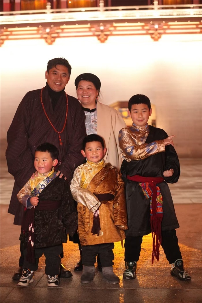 康定的节日氛围多元和谐。图为2024年元宵夜，洛让银登一家五口在旅行中拍摄的合影。资料图片