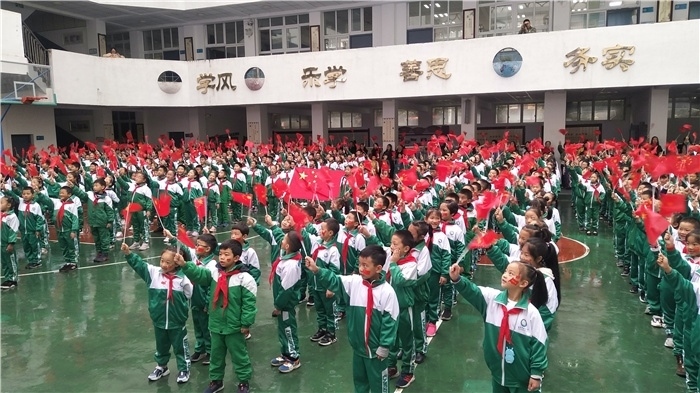发挥全环境协同育人，康定市回民小学学生从小牢固树立爱国主义精神。资料图片