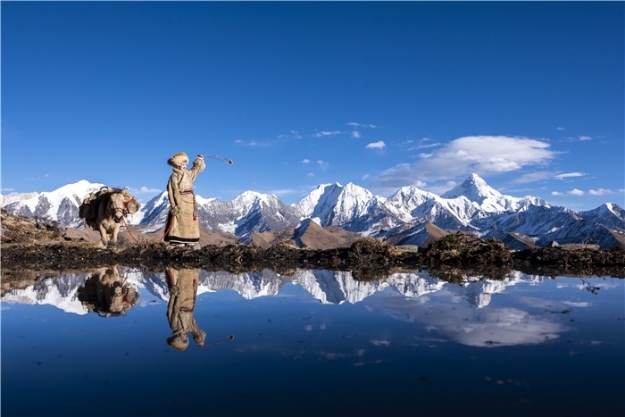 贡嘎山下的放牧人。林革文摄