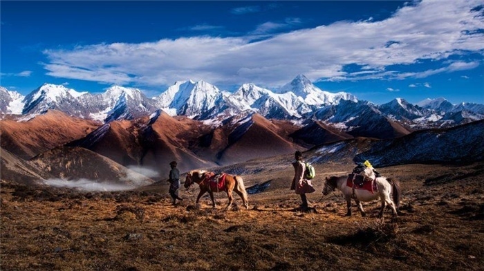 “守护贡嘎”是当地村民朴素的信念和自发的行动。图为贡嘎山“马背巡护队”开展日常巡护工作 林革文摄
