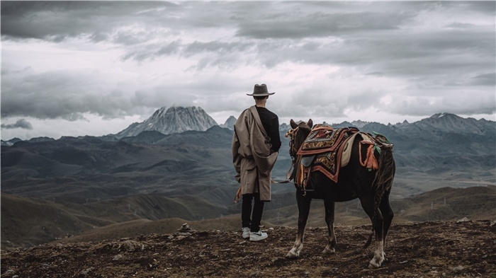 在康定八郎生都星空营地，村里的青年丹真德勒牵马注视世代生活的家园。八郎村提供