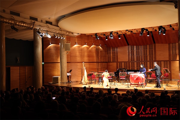 中国歌剧舞剧院的音乐家表演京剧曲牌《夜深沉》。人民网记者 禹丽敏摄