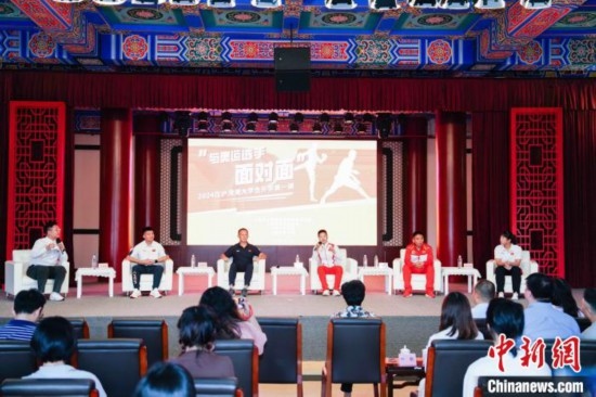 吴愉、王德新、沈学军、江海东、朱晓蕾与在座同学们分享个人的体育故事与成长感悟。上海市港澳办供图