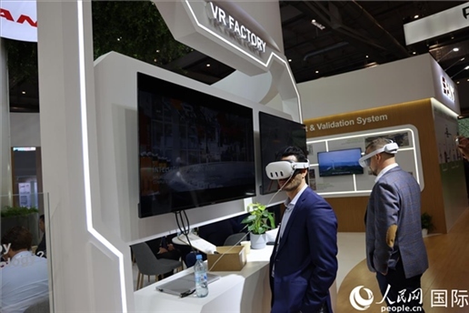 外国观众在通过VR参观中国风电企业智慧工厂。人民网记者 刘仲华摄