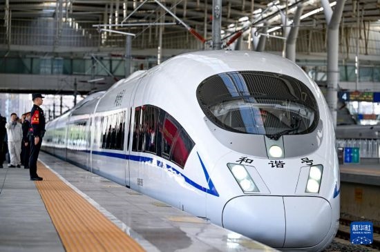 10月1日，由银川开往惠农的C8218次列车从银川站驶出。