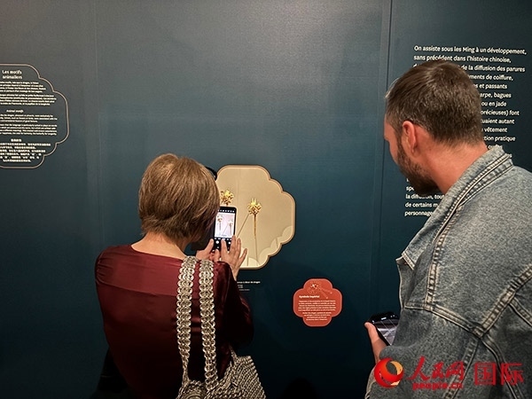 法国观众在展区拍照留念。人民网记者 于超凡摄