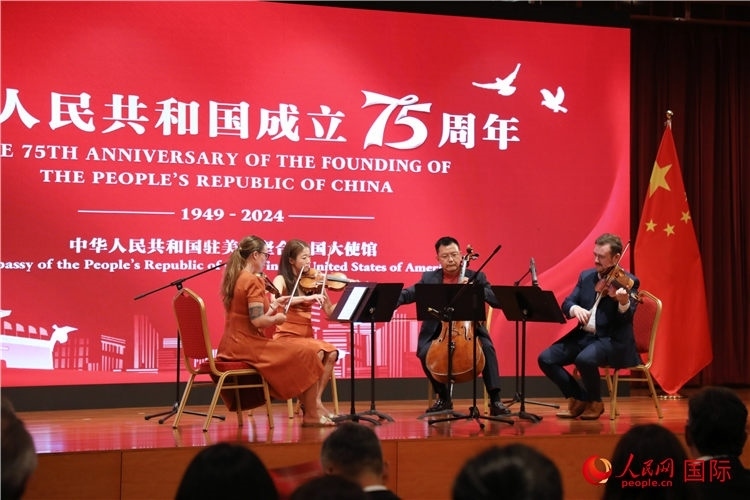 中美音乐家现场演奏《我和我的祖国》等名曲。人民网记者 李志伟摄