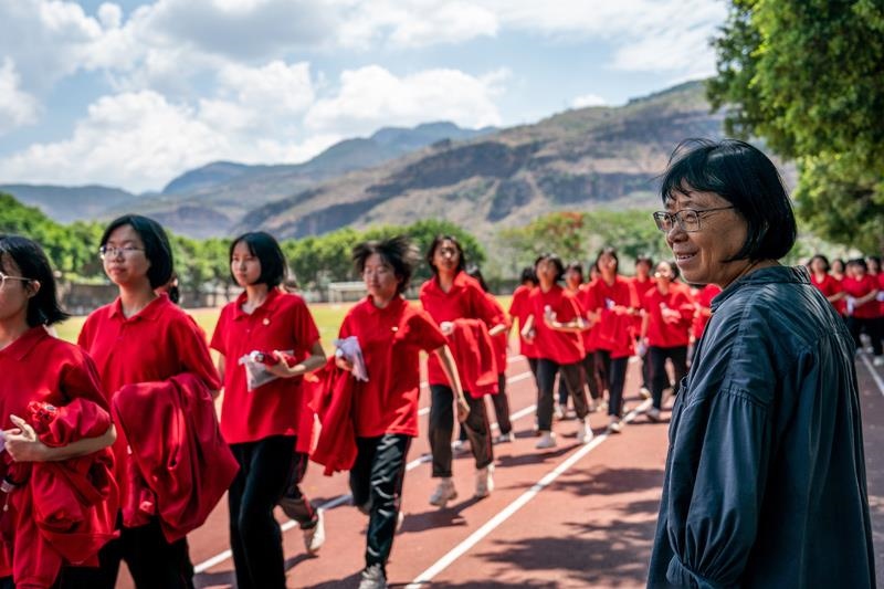 2024年6月7日，高考第一天，云南丽江华坪女高校长张桂梅组织走出考场的学生准备返回学校。