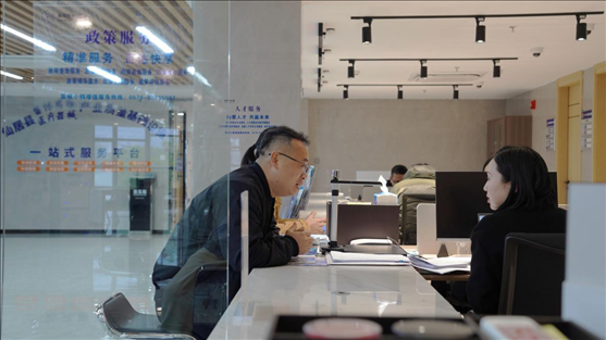浙江省台州市办事群众在政务服务中心咨询业务办理相关问题。图片来源：人民网浙江频道