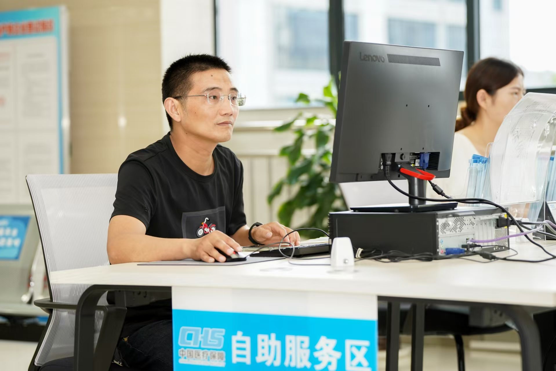 安徽省池州市市民在政务服务大厅自助办理业务。图片来源：人民网安徽频道