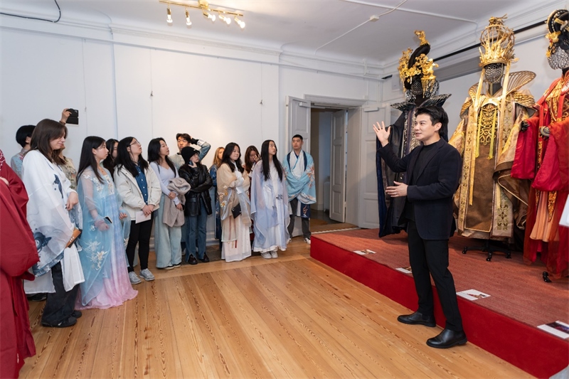 中国歌剧舞剧院首席服装设计师阳东霖导览现场。 斯德哥尔摩中国文化中心供图