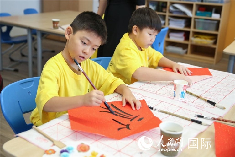 书法课。人民网中东中心分社塔里克·易卜拉欣摄
