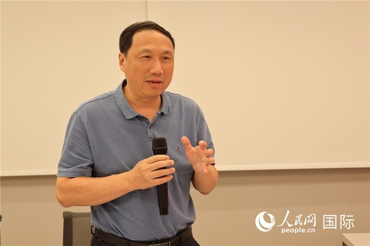 座谈会上，福州市台办主任邓达木介绍了福州市为台胞提供的优待政策。 人民网记者 陈海琪摄 