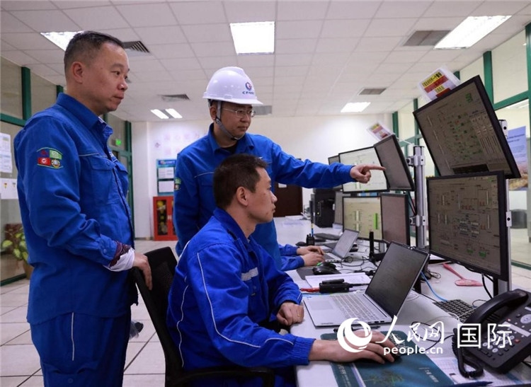 工作人员在一体化终端中央控制室工作。人民网记者管克江摄