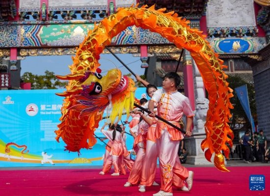 10月19日，广州体育学院龙狮队在传统舞龙项目中比赛，最终他们获得该项目金奖。