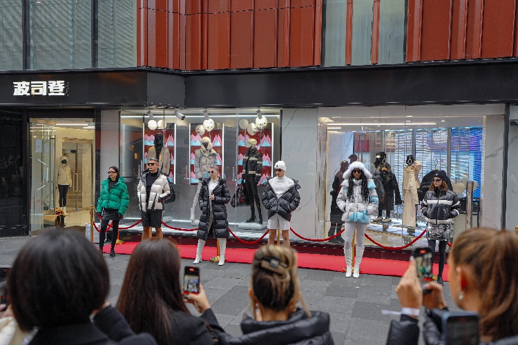 模特在波司登伦敦旗舰店门前展示新款羽绒服。主办方供图