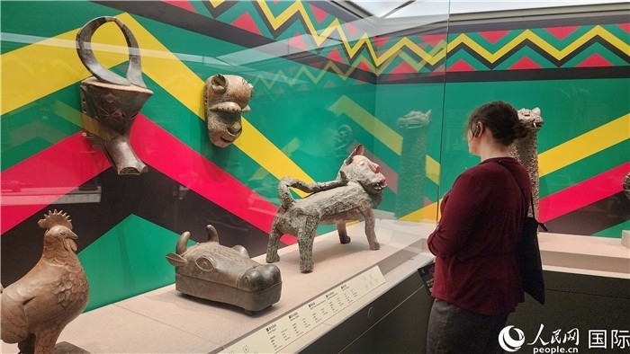 来宾参观非洲艺术品