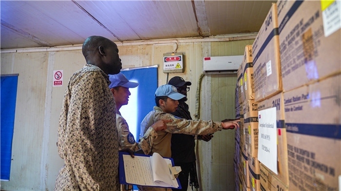 图7.检查给养物资。马骞摄