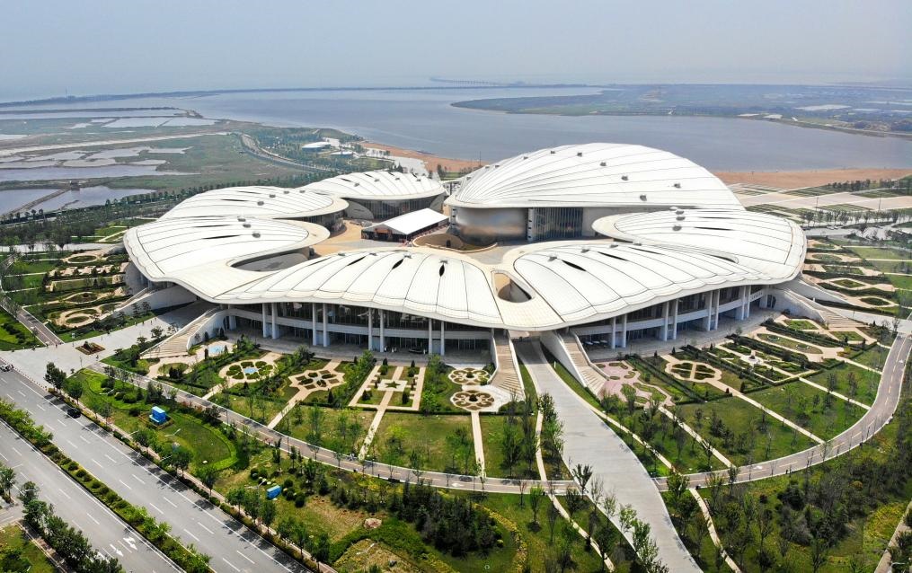 位于中国—上海合作组织地方经贸合作示范区的青岛·上合之珠国际博览中心（2024年7月18日摄，无人机照片）。新华社记者李紫恒 摄