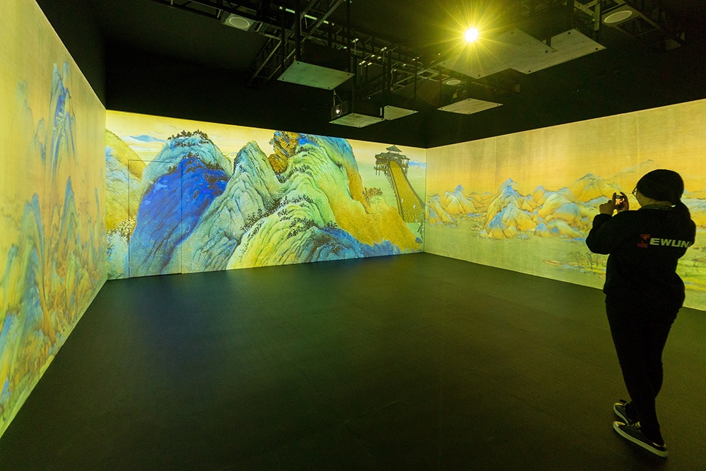 2019年1月29日，上海，市民在“千里江山图科技艺术展”上参观北宋名画《千里江山图》的AR全景展示并打卡拍照。