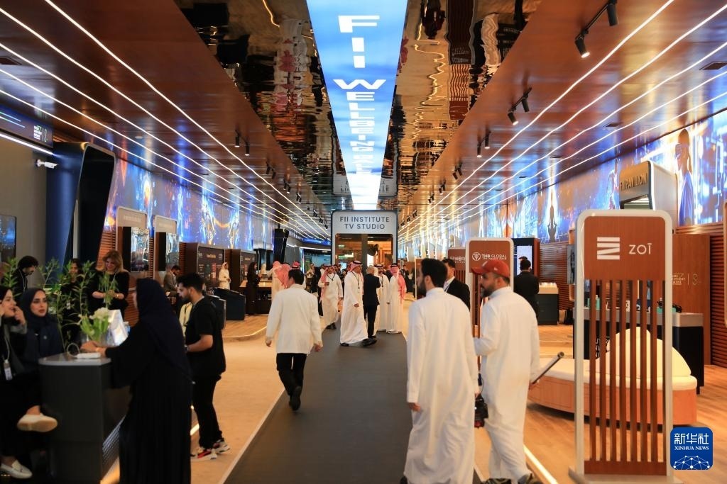 10月31日，在沙特阿拉伯首都利雅得，人们参加第八届沙特“未来投资倡议”大会。新华社记者 隋先凯 摄