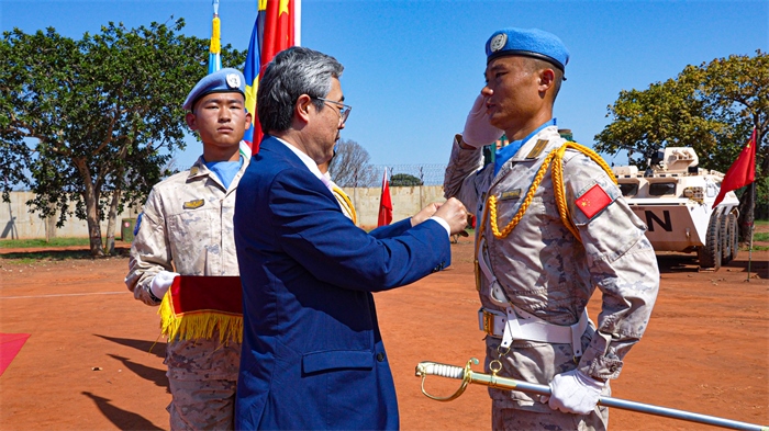中国驻南苏丹大使马强为维和官兵授勋。谢坤摄