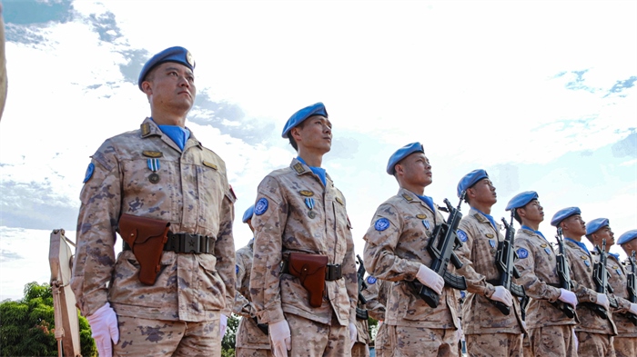 维和官兵整齐列队。邓原淘摄