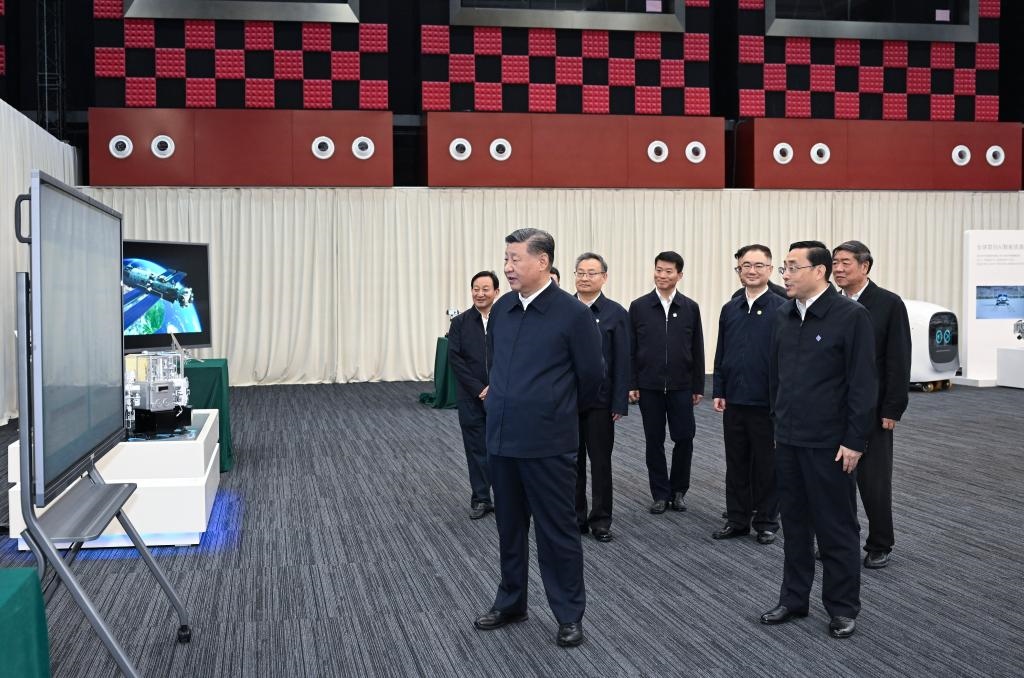 2024年10月17日，习近平总书记在合肥滨湖科学城察看安徽省重大科技创新成果集中展示。新华社记者 谢环驰 摄