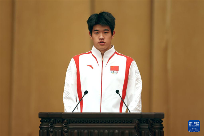 11月15日，游泳运动员潘展乐在报告会上发言。新华社记者 李明 摄