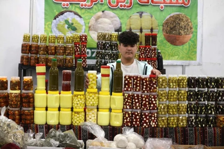 一名展商在展示各式各样的橄榄制品。纳达尔·达乌德摄