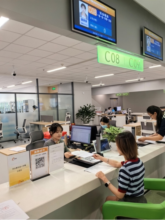 成都高新区“开办餐饮店一件事”服务窗口。成都市市场监督管理局供图