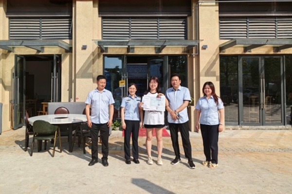 当地工作人员上门为经营者送来了证件。苍溪县行政审批和数据局供图