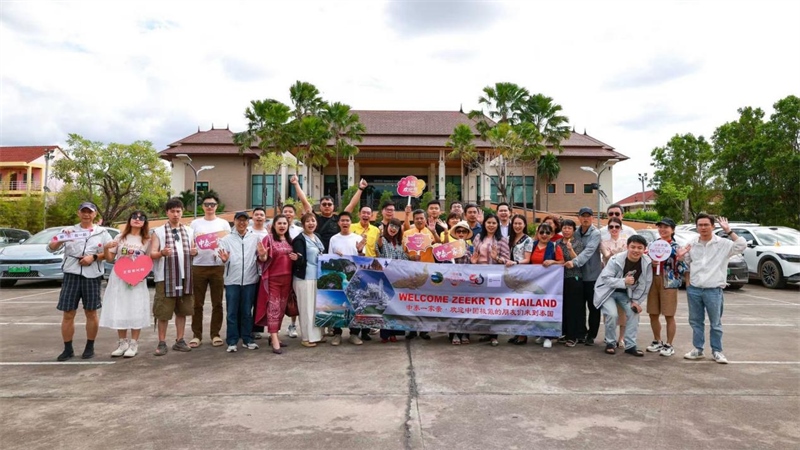 参与活动的中国游客与当地泰国人合影。活动主办方供图
