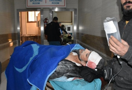 11月29日,在叙利亚阿勒颇,伤者被送往医院接受治疗。新华社发