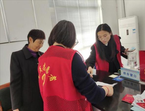 代办人员为村民办理医保报销。 图片来源：江苏南通启东市数据局