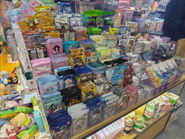 北京某文具店卡牌盲盒柜台，未设相关提醒。人民网记者 黄钰摄