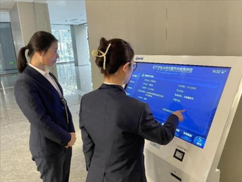 督查专班查看事项覆盖“全不全”办事流程“通不通”。 图片来源：江苏南通启东市数据局