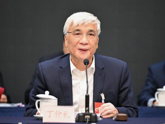 全国人大常委会副委员长、欧美同学会会长丁仲礼作工作报告